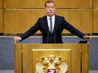 Západné sankcie proti Rusku sú chrapúnske a cynické, podľa Medvedeva by mohli byť dôvodom na vojnu