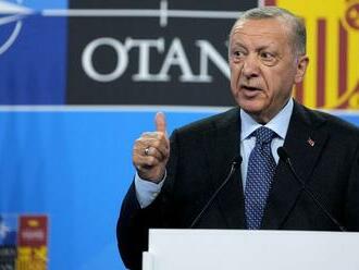 Problém pre NATO. Ankara už hrozí zablokovaním prijatia Švédska a Fínska