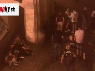 Dramatická noc v Bratislave! Polícia zasahovala pri agresívnych mužoch v centre mesta: Útok na policajta!