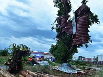 Bouře v hradeckém kraji lámala stromy, v Ostravě byl přerušený festival