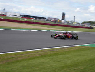 Španělský pilot Ferrari Sainz vyhrál úvodní tréninky na britskou GP formule 1