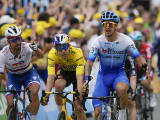 Groenewegen vyhrál ve spurtu třetí etapu Tour, druhý Van Aert uhájil žlutý dres