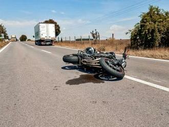 Mladého motorkára zrejme stála nepozornosť život po tom, čo sa zrazil s dvomi autami  