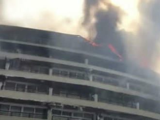 Panika v dovolenkovom raji, v tureckom letovisku vypukol požiar a rozšíril sa na jeden z hotelov  
