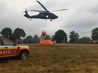 Slovenskí hasiči pomáhajú v hasení požiarov v Českom Švýčarsku, vrtuľníky urobili desiatky zhodov  