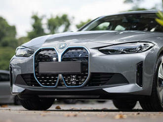 Klíčový elektromobil BMW selhal při vyhýbacím manévru, i když jde o nízké, sportovně laděné auto