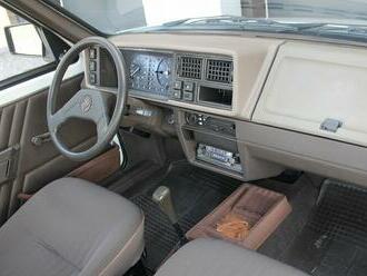 Pamatujete? Ještě v „devadesátkách“ byl airbag, nebo ABS v autech často jenom za příplatek