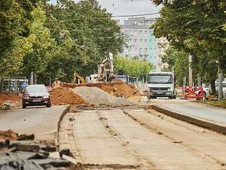 OBRAZEM: Oprava tramvajové trati na Koterovské pokračuje. Hotovo má být v září