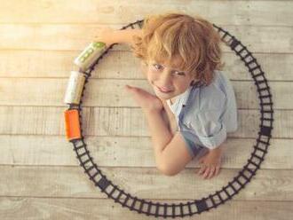 Montessori prístup: deti upratujú hračky samé od seba  