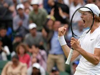 Alcaraz po súboji mladíkov na Wimbledone končí, po veľkom boji ho zdolal Sinner