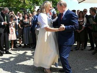 Tancovala s Putinom. Exministerka po hrozbách smrťou ušla z Rakúska