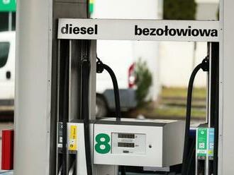 Lacnejší benzín a nafta v Poľsku nekončí, tamojšia vláda predĺži nižšie dane do konca roka