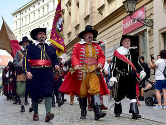 Brnem prošlo 200 vojáků v uniformách ze 17. století, připomněli obléhání města
