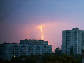 Na Charkov dopadlo pět raket, v Chersonu se zatýkalo, uvedli Ukrajinci
