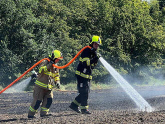 V Šárce pražští hasiči rychle zlikvidovali požár strniště na ploše 100×50 metrů.
