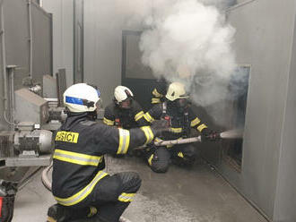 Tři jednotky hasičů likvidovaly dopoledne požár ve ventilaci z pece v jednom z průmyslových objektů…