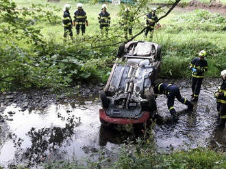 Ve Svojanově, části obce Hutě, vyprošťují hasiči osobní automobil z potoka. Posádka neutrpěla…