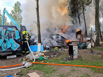 V Praze – Lahovicích zasahují hasiči u požáru provizorního příbytku bezdomovců. Plameny poškodily…