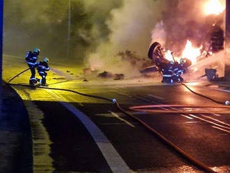 V ulici 5. května v Praze havaroval kamion a začal hořet, řidič utrpěl popáleniny