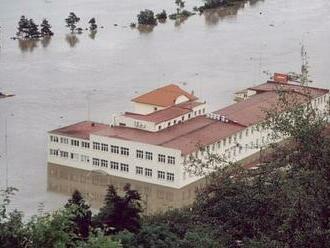 Povodeň 2002 den po dni: Dne 15. srpna lidi děsil zatopený chemický závod
