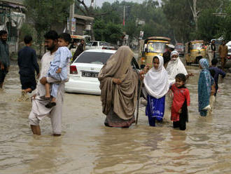 Záplavy v Pakistane si vyžiadali takmer tisíc obetí, mnohí ľudia museli opustiť svoje domovy  