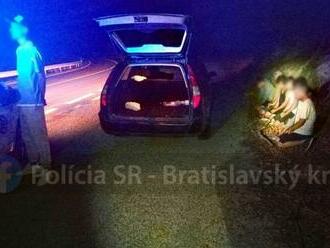 Pezinskí policajti zadržali prevádzača s niekoľkými migrantmi, upozornili na seba rýchlou jazdou  