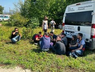 V Štúrove zadržali dodávku s nelegálnymi migrantmi, vodič sa dal na útek  