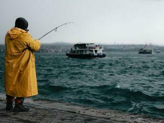 Chystáte sa na rybačku? Na čo sa zamerať pri výbere nepremokavého oblečenia do dažďa?