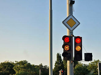 V Praze je stále více semaforů, které upřednostňují autobusy. Podle TSK to neznamená zhoršení provozu pro auta