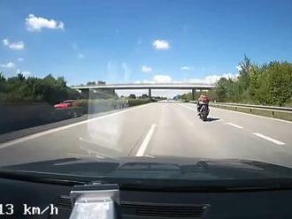VIDEO: Dostal druhú šancu na život. Motorkár nezvládol naháňačku s policajtmi