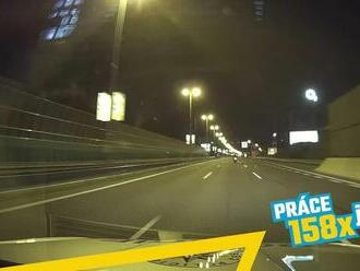 Video: Motorkár vyložil spolujazdkyňu a unikal pred políciou