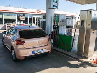 Benzin už lze tankovat za méně než 39 korun, ale jen na některých stanicích