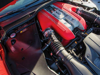 Řidič Ferrari s motorem V12 ještě bez turba se v běžném provozu rozjel na 337 km/h, je to letecký den