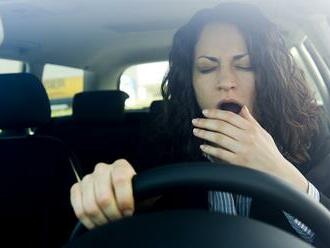 Únavu za volantem nepodceňujte. V srpnu se na silnicích stává nejvíce smrtelných nehod