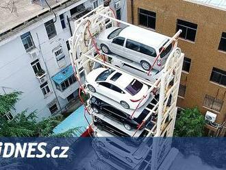 VIDEO: Parkování ulehčí chytrá řešení. Páternoster, skládačka, posuvné platformy