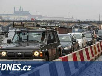 V Praze už je aut skoro jako lidí, počet vozů stoupl na 1,22 milionu