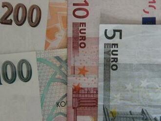 Koruna oslabila vůči euru i dolaru, pražská burza dál roste