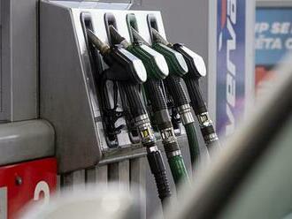 Průměrná cen benzinu v Česku klesla pod 42 korun. Zlevňuje i nafta