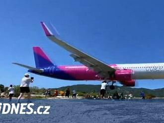 VIDEO: Letadlo v Řecku minulo při přistání hlavy turistů o pár metrů