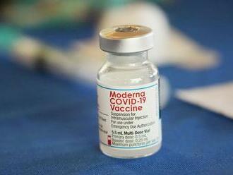Británia ako prvá krajina schválila vakcínu proti variantu omikron