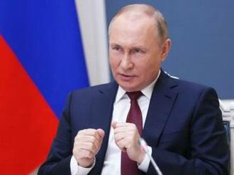 Mierovú dohodu s Ukrajinou by podporilo 65 percent Rusov, takmer rovnaké percento by však Putinovi schválilo nový útok