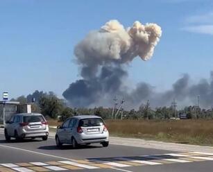 Ukrajinci začali útočiť na okupovaný Krym, explózie zrejme zasiahli vojenské letisko a sklady ruských síl  