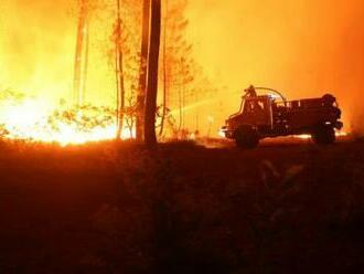 Hasiči naďalej bojujú s lesným požiarom na juhozápade Francúzska, nasadili aj lietadlá a vrtuľníky  
