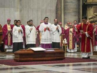 Biskupi zverejnili program rozlúčky s kardinálom Tomkom, pohreb je naplánovaný na utorok