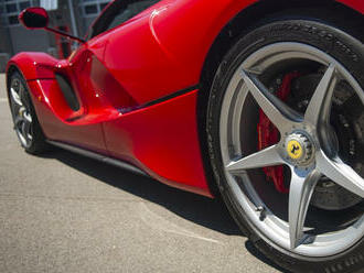 Parkovací pikolík naboural vzácné Ferrari za 87 milionů před zraky majitele, na škodu bude vydělávat roky