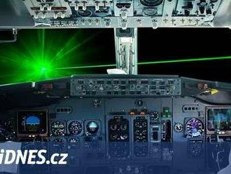 Pilota letadla se 130 lidmi někdo oslnil laserem, muselo v Praze přistát