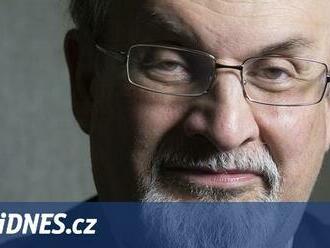 Rushdie si podle Íránu může za napadení sám, výhrůžkám čelí i Rowlingová