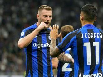 Škriniarov Inter doma hladko vyhral, AC Miláno od prehry zachránila neúspešná penalta
