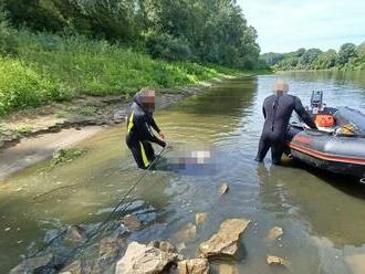 Precenil sily. Polícia našla telo mladíka, ktorý chcel preplávať Tisu