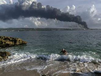 Kuba zápasí s mohutným požiarom v prístave, zahynul jeden hasič